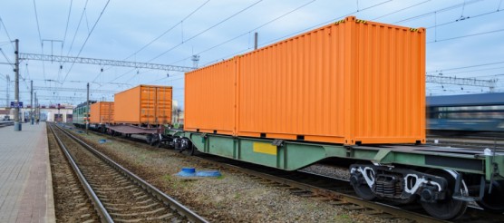Transportation of cargoes by rail in containers